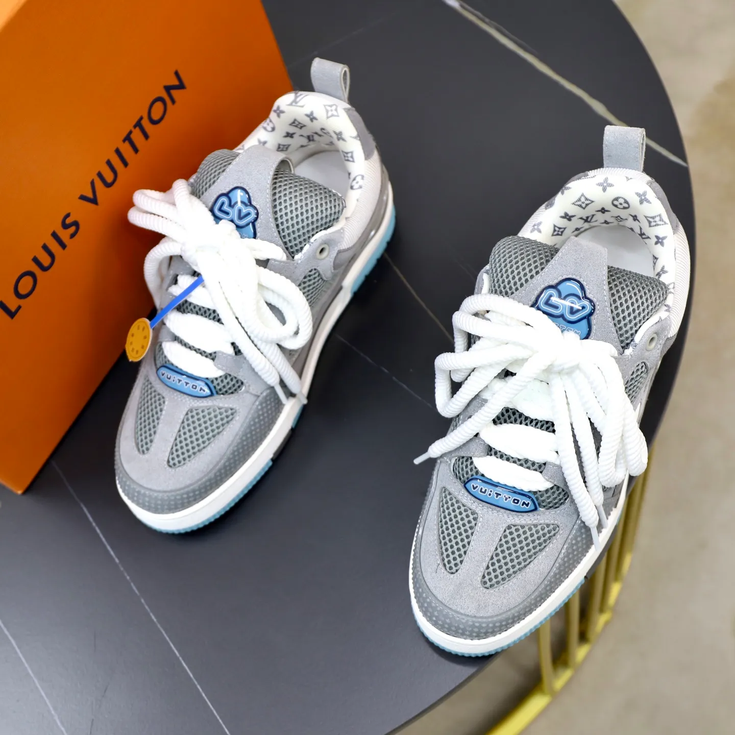Ex-factory price: 860💰LV Couple👫Louis Vuitton TRAINER sneakers classic Louis Vuitton men's artistic director Virgil Abloh picked inspiration to create this LV Trainer sneaker. Yingze crystal inlays present a colorful effect. VS can be matched with two gorgeous effect colors. The LV letter logo badge on the tongue is gorgeous and noble. The LV letter is decorated on the side. The outsole is decorated with a Monogram flower pattern. It shows the trend of elegance and nobility! Men's and women's models: 35-46
